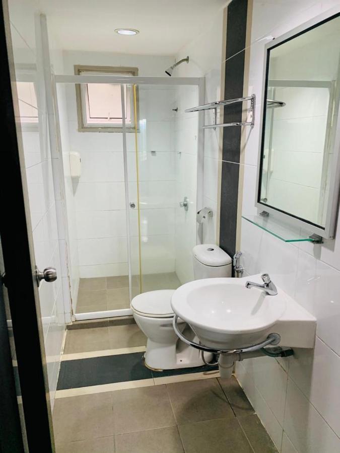 Likas Square - Kk Spacious Homestay Кота Кинабалу Екстериор снимка